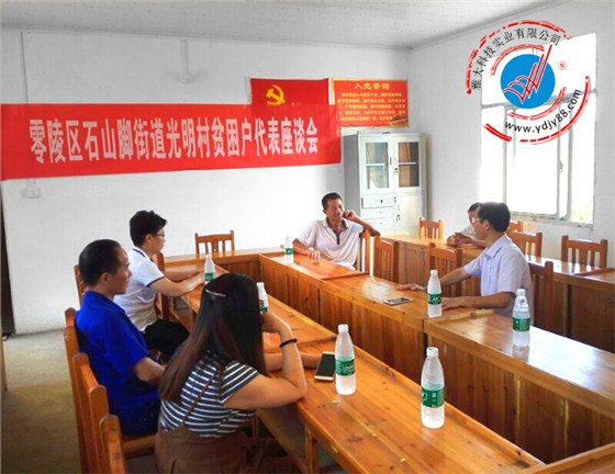 雅大科技胡順開(kāi)與農(nóng)戶交談黃秋葵酒釀酒技術(shù)