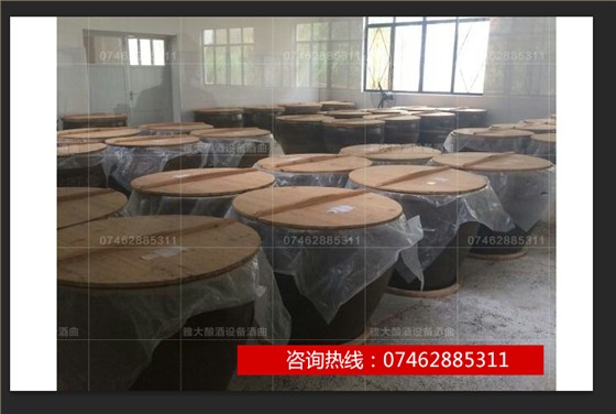 雅大白酒設(shè)備學員黃哥蒸酒車間