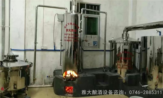 雅大做白酒的設(shè)備蒸酒中