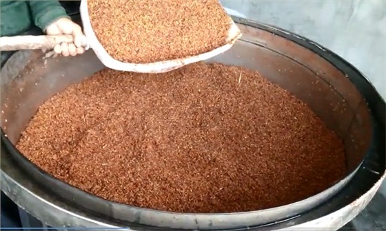 使用雅大白酒設(shè)備蒸酒時上料要點(diǎn)講解