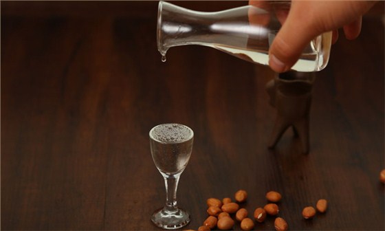 【白酒生產(chǎn)設(shè)備】他將2種差酒兌在一起，成就了一壇好酒