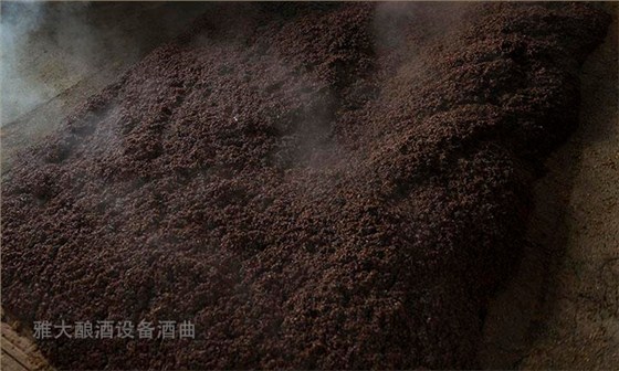 農(nóng)村自制高粱酒，請人用白酒生產(chǎn)設(shè)備上門烤酒