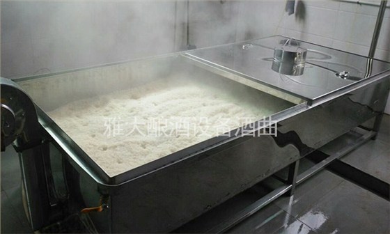燒酒設(shè)備/做福建米酒攤涼時注意這4點(diǎn)，降溫迅速不結(jié)團(tuán)
