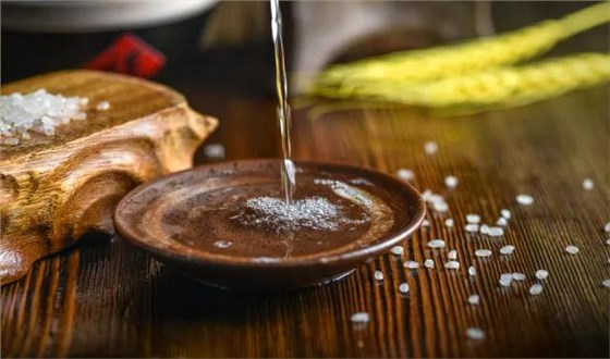 蒸汽釀酒設(shè)備釀的酒苦分前、中、后苦，不是加除苦劑那么簡(jiǎn)單