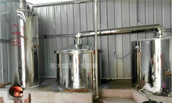 白酒生產(chǎn)設備蒸餾過程中將酒糟味帶入酒中，怎么辦？2