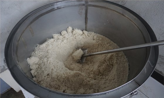如何用電加熱釀酒設(shè)備做廣東米酒？大米半固態(tài)釀酒方法。-03大米蒸熟