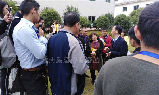 帶您了解學員在雅大釀酒設(shè)備廠家的每一個瞬間，有圖有真相！-07-文化廣廠合影胡總解決客戶的問題
