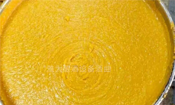 大型釀酒設(shè)備怎樣做出好喝的紅薯酒？紅薯釀酒方法！-04-紅薯釀酒打漿