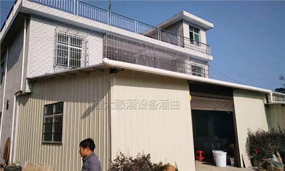 用雅大大型釀酒設(shè)備做薏米酒1年，日均營業(yè)額達(dá)8000元的秘密-03-薏米酒案例二層樓房