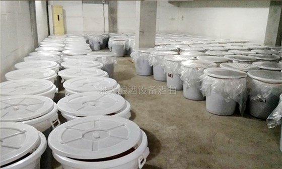 用糧食釀酒設(shè)備做生料酒的3大關(guān)鍵步驟，您清楚嗎？-02-發(fā)酵-半密封