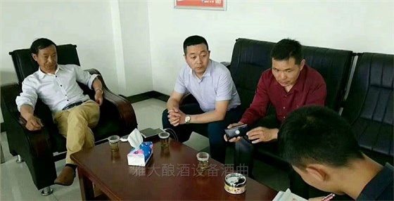 饒總用專業(yè)釀酒設(shè)備做洞藏酒，半年后洞天醇成為當(dāng)?shù)卣信坡糜尉包c-04