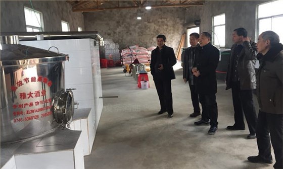 用白酒蒸酒設(shè)備做低度酒贏取年輕人市場，怎么操作比較好？-06現(xiàn)蒸現(xiàn)賣 客戶在設(shè)備旁邊