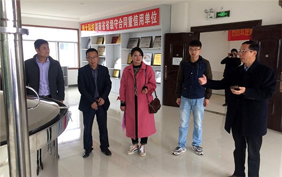 雅大果酒產(chǎn)業(yè)創(chuàng)新發(fā)展座談會(huì)于12月4日在雅大隆重召開！-07