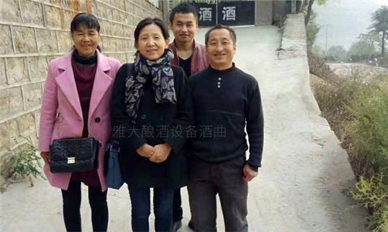 50歲高阿姨借助不銹鋼釀酒設(shè)備，帶領(lǐng)當(dāng)?shù)匕傩瞻l(fā)家致富-01