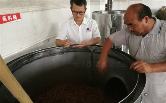 據(jù)說這款新工藝釀酒設(shè)備只出高度酒，真相是這樣……-02-雅大現(xiàn)場蒸高粱酒看出酒率