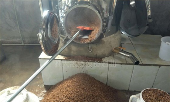 用白酒蒸酒設(shè)備做固態(tài)酒，糟香味太重怎么辦？-03側(cè)開口釀酒設(shè)備高粱出料1