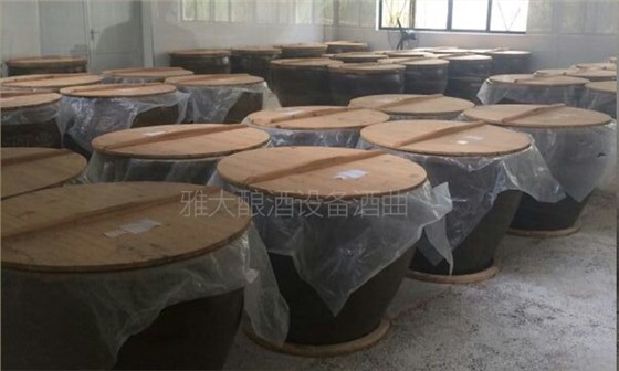 釀酒新設(shè)備釀制古法固態(tài)純糧酒的6大步驟，你清楚嗎？-04-陶缸發(fā)酵