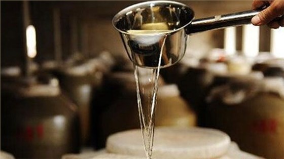 用燒酒設(shè)備蒸餾的酒頭即香又怪，在調(diào)味酒中的地位卻不可替代-03