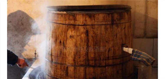 釀酒設(shè)備哪家好？釀酒老師傅告訴你做固態(tài)酒要注意這4點(diǎn)！-01