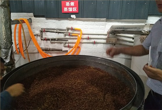 用糧食釀酒設(shè)備蒸餾液態(tài)白酒，如何去苦提香？-01