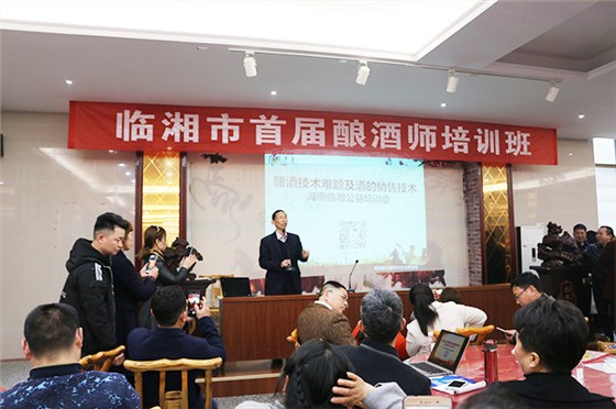 永州市酒業(yè)協(xié)會(huì)副會(huì)長(zhǎng)胡順開(kāi)分享釀酒知識(shí)