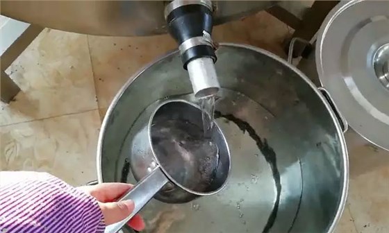 用小型白酒釀酒設備蒸餾時分段接酒