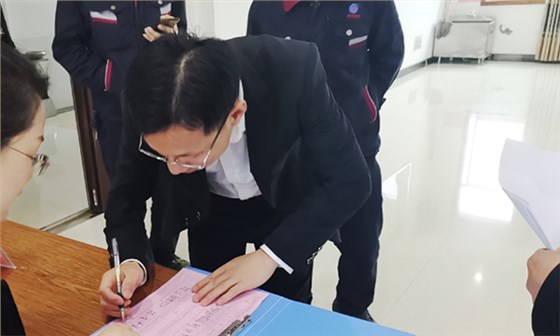 ▲雅大釀酒設(shè)備廠的家人參會(huì)確認(rèn)簽到有序入場(chǎng)