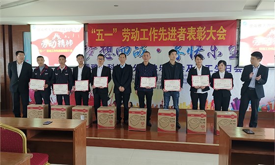 ▲獲獎(jiǎng)家人與胡順開董事長(zhǎng)等領(lǐng)導(dǎo)合影留戀