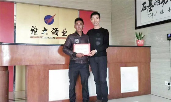 29-為實現(xiàn)“在一起不分離”，他用釀酒蒸餾設(shè)備釀酒創(chuàng)業(yè)并大獲成功1