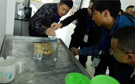 量好溫度、酒度根據(jù)公式算出實(shí)際酒度