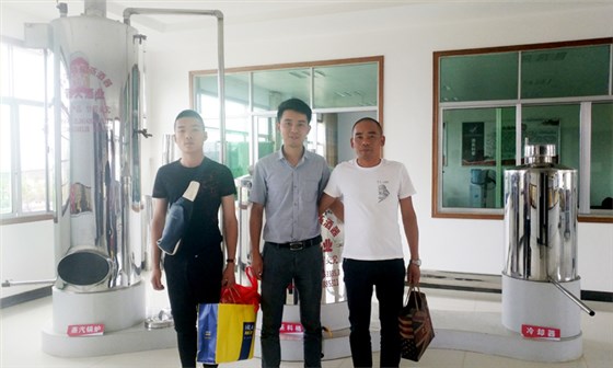 來雅大燒酒設(shè)備廠學(xué)習(xí)做果酒的客戶