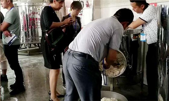 22-電加熱釀酒設備大米出料