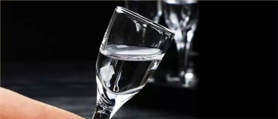 飲用純糧酒好處雖多但要適量，可別貪杯哦！