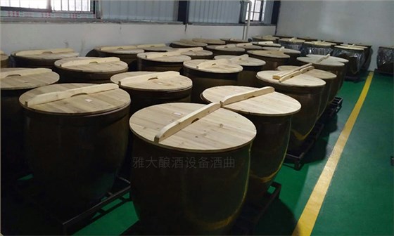 釀酒配套設(shè)備-儲(chǔ)酒容器