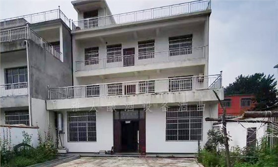 9.1-大地紅純糧酒業(yè)開(kāi)業(yè)當(dāng)天，用釀酒設(shè)備白酒做的酒都被銷(xiāo)售一空-改造前的房子