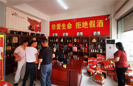 9.1-大地紅純糧酒業(yè)開(kāi)業(yè)當(dāng)天，用釀酒設(shè)備白酒做的酒都被銷(xiāo)售一空-酒坊開(kāi)業(yè)10
