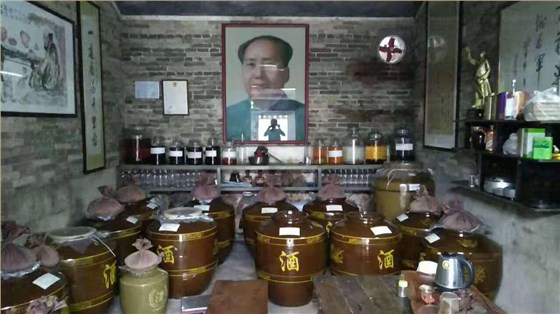 3-26 這樣熱氣騰騰的蒸餾釀酒設(shè)備做酒場面，你的家鄉(xiāng)還能看到嗎？ 4