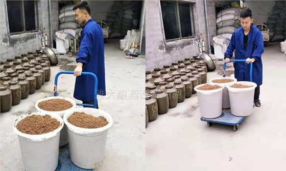 純糧釀酒設(shè)備釀造的升學(xué)宴定制酒馬上要走一波，工人們忙壞了！ 4