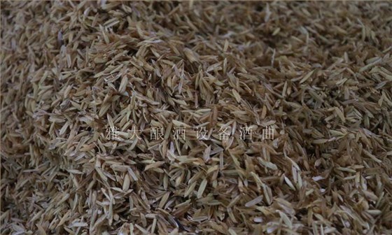 用蒸餾釀酒設備做固態(tài)高粱酒要加稻殼嗎，兩者口感有什么不同？ 1