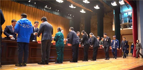 出席領(lǐng)導(dǎo)向受表彰的市勞模、先進(jìn)工作者頒發(fā)榮譽(yù)證書