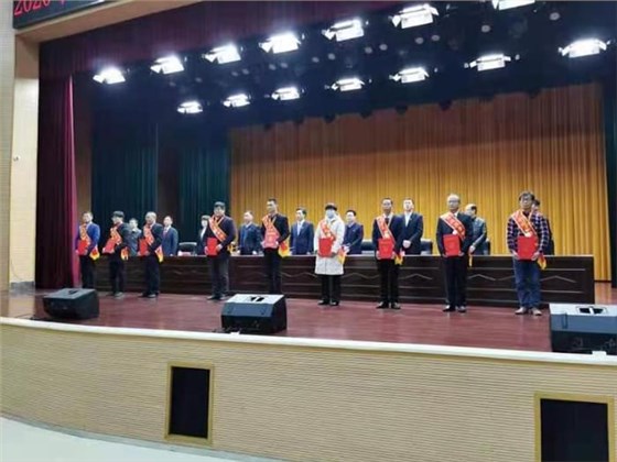 出席領(lǐng)導向受表彰的18位勞模、先進工作者頒發(fā)榮譽證書