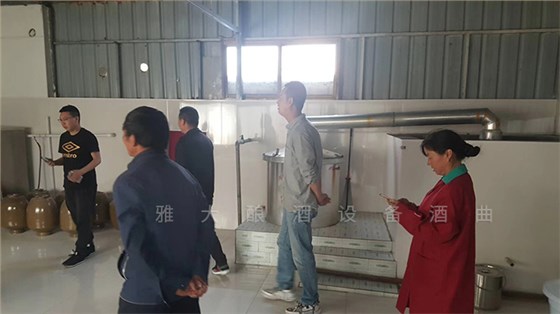 雅大200斤釀酒設(shè)備4