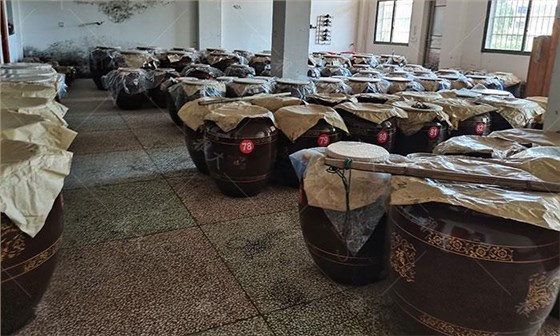 他引起白酒釀造設(shè)備，返鄉(xiāng)當(dāng)起釀酒師，致富路上酒香四溢 5