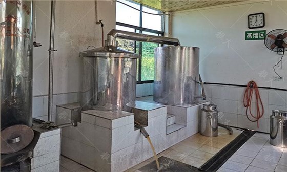 他引起白酒釀造設(shè)備，返鄉(xiāng)當(dāng)起釀酒師，致富路上酒香四溢 7