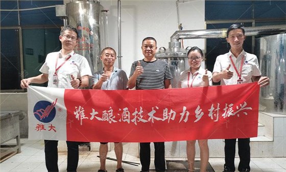 他引起白酒釀造設(shè)備，返鄉(xiāng)當(dāng)起釀酒師，致富路上酒香四溢 11