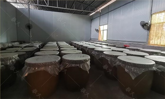 白酒釀造設(shè)備釀的白酒度數(shù)越高越辣?酒辣是什么原因引起的？