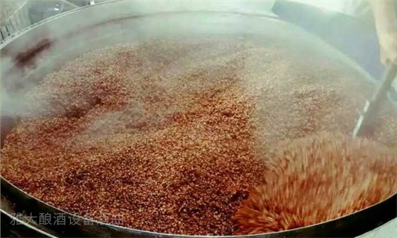 上料要輕撒勻鋪、探氣上甑