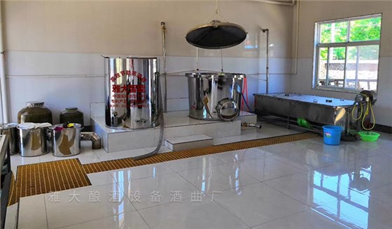 用小型燒酒設備釀造純糧酒