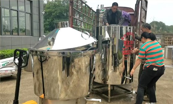 選購(gòu)了一套200斤白酒釀造設(shè)備