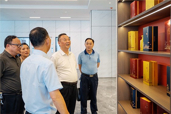 市場(chǎng)監(jiān)督管理局黨組書記艾克海一行蒞臨雅大調(diào)研知識(shí)產(chǎn)權(quán)保護(hù)工作 8